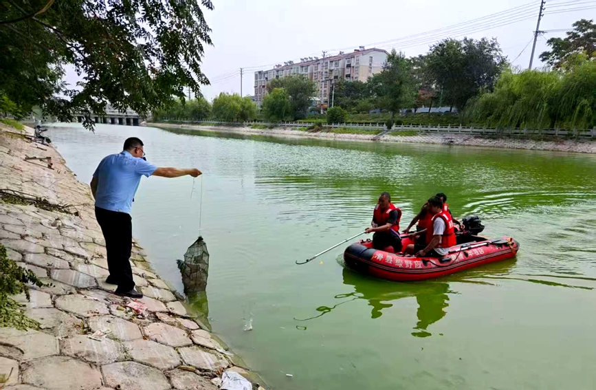 执法人员在清理