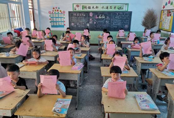 赵营西辛庄小学发放禁烟宣传单,让一个孩子带动一个家庭,一个家庭影响一个村庄,营造全社会共同参与禁烟宣传